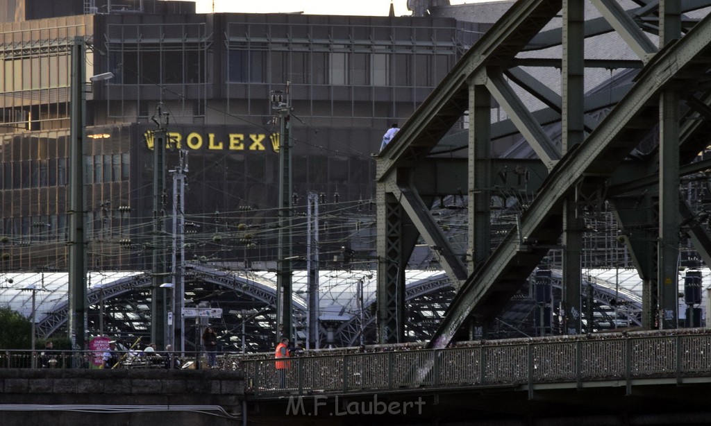 PSpringt kein Suizid Brueckenspringer Koeln Hohenzollernbruecke P208.JPG - Miklos Laubert